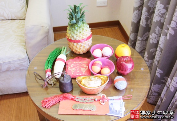 剃胎毛、滿月剃頭、嬰兒剃頭、嬰兒理髮、嬰兒剃髮、嬰兒剃胎毛、嬰兒滿月剃頭、寶寶剃頭、剃胎毛儀式、剃胎毛吉祥話、滿月剃頭儀式、滿月剃頭吉祥話、寶寶剃胎毛、寶寶滿月剃頭理髮、 台北中山區剃胎毛、台北中山區滿月剃頭、 台北中山區嬰兒剃頭剃胎毛、台北中山區嬰兒理髮、台北中山區嬰兒剃髮、陳寶寶(台北中山區到府嬰兒寶寶滿月剃頭理髮、免費到府嬰兒剃胎毛儀式吉祥話)。到府剃頭剃胎毛主持、專業拍照、DVD光碟、證書。★購買「臍帶章、肚臍章、胎毛筆刷印章」贈送：剃頭、收涎、抓周，三選一。2016.01.02 照片1